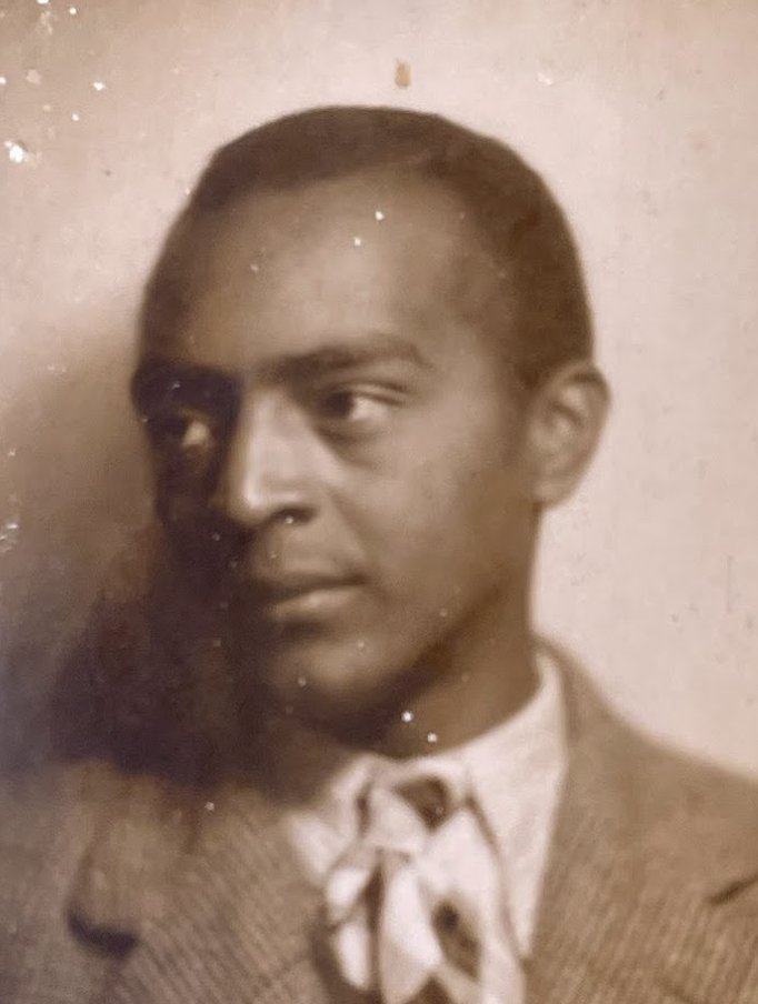 Johny Vosté. Mechelaar. Vanaf 1941 bij verzetsgroep Nationale Koninklijke Beweging (NKB). Arrestatie op 13 mei '42. Lange lijdensweg via Antwerpen, Bochum, Esterwegen, Dachau, ... Een vd weinige politieke gevangenen met Congolese roots. Overlijdt in 1993. 69 jaar.
#verzetshelden