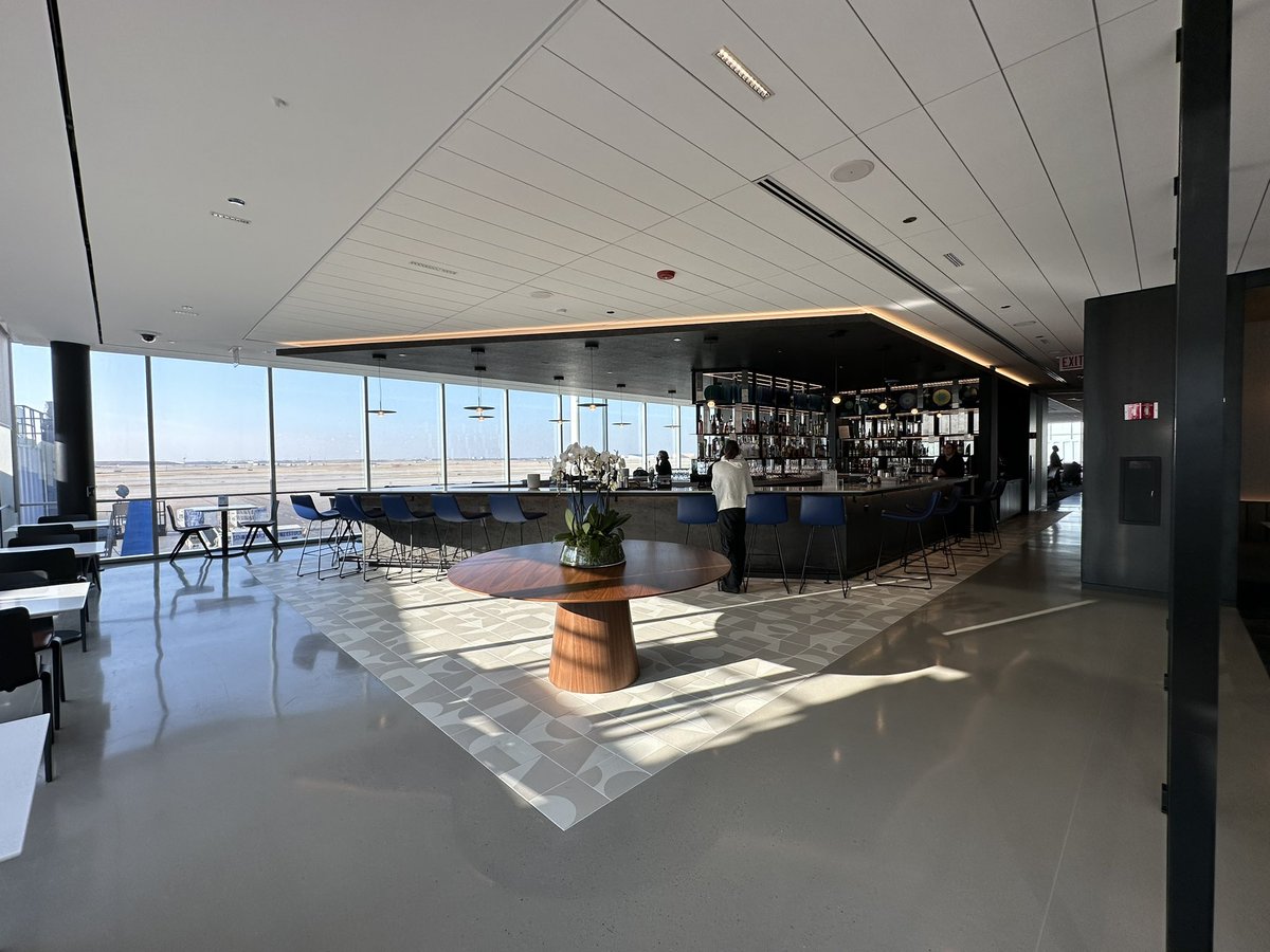 ljwinterh's tweet photo. @united really upped their United Club game with a brand new lounge at ORD - I give it high marks! 👏👍 https://t.co/MiQKy5ZbRs