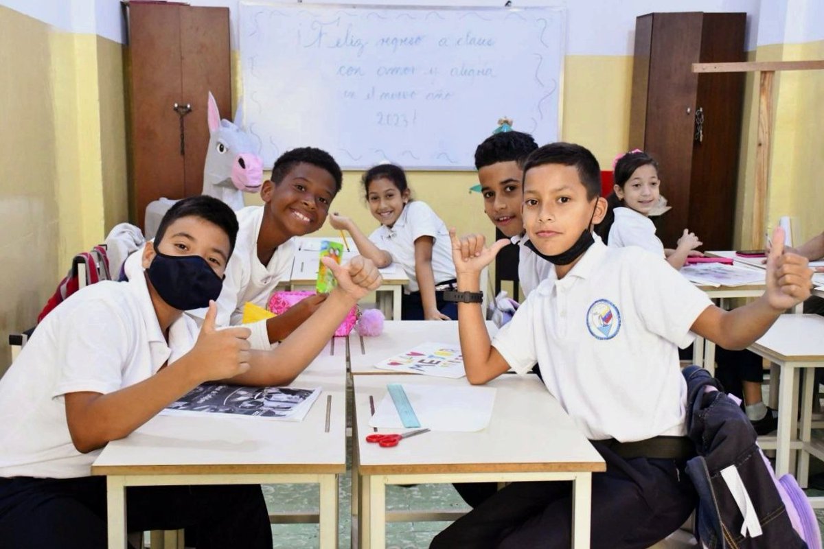 Reinauguramos la Escuela Básica Nacional 12 de Marzo de la parroquia Sucre, nuestros estudiantes cuentan con espacios embellecidos, cómodos y seguros. (1/3) 

<a href="/NicolasMaduro/">Nicolás Maduro</a>
@MPPEDUCACION