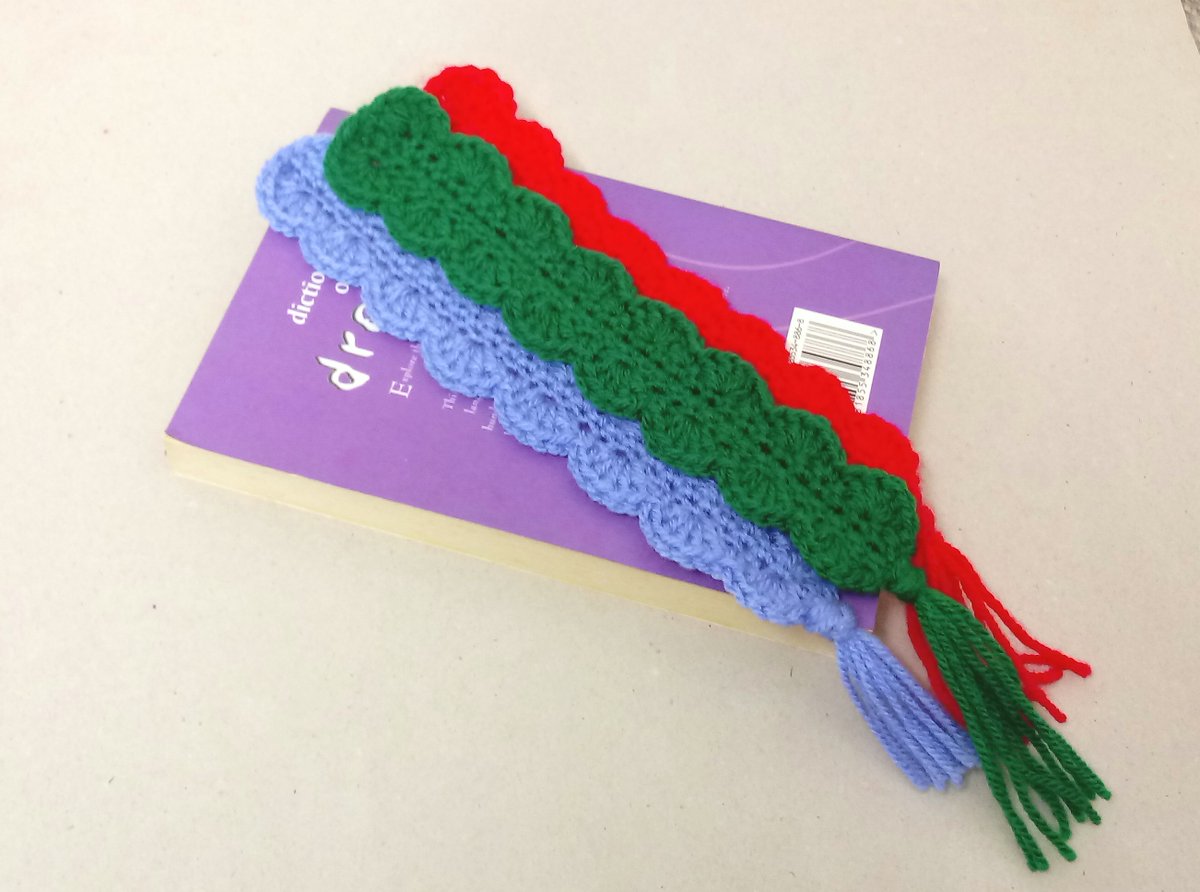Lovely crochet bookmarks with a tassel in red, blue or green. #teachersgift #giftforher #bookmarks #etsyseller  
etsy.com/uk/listing/128…