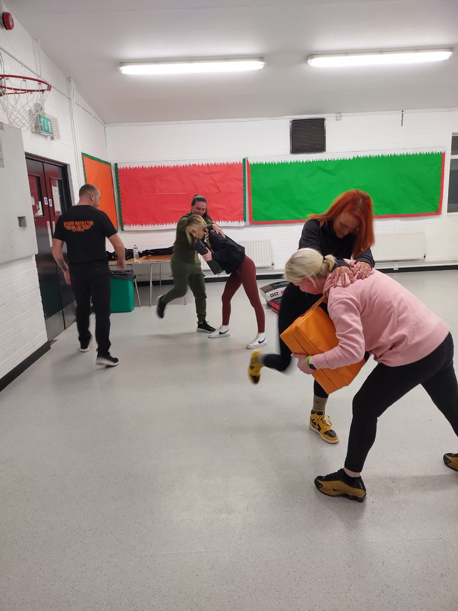 Self defence class at NLCC tonight. If you would like to attend please come along next week! #womensgroup #safe #communitysafety @michaeloh67 @ExecOfficeNI @CommunitiesNI @Legend_dray @nihecommunity @KeithHaughian