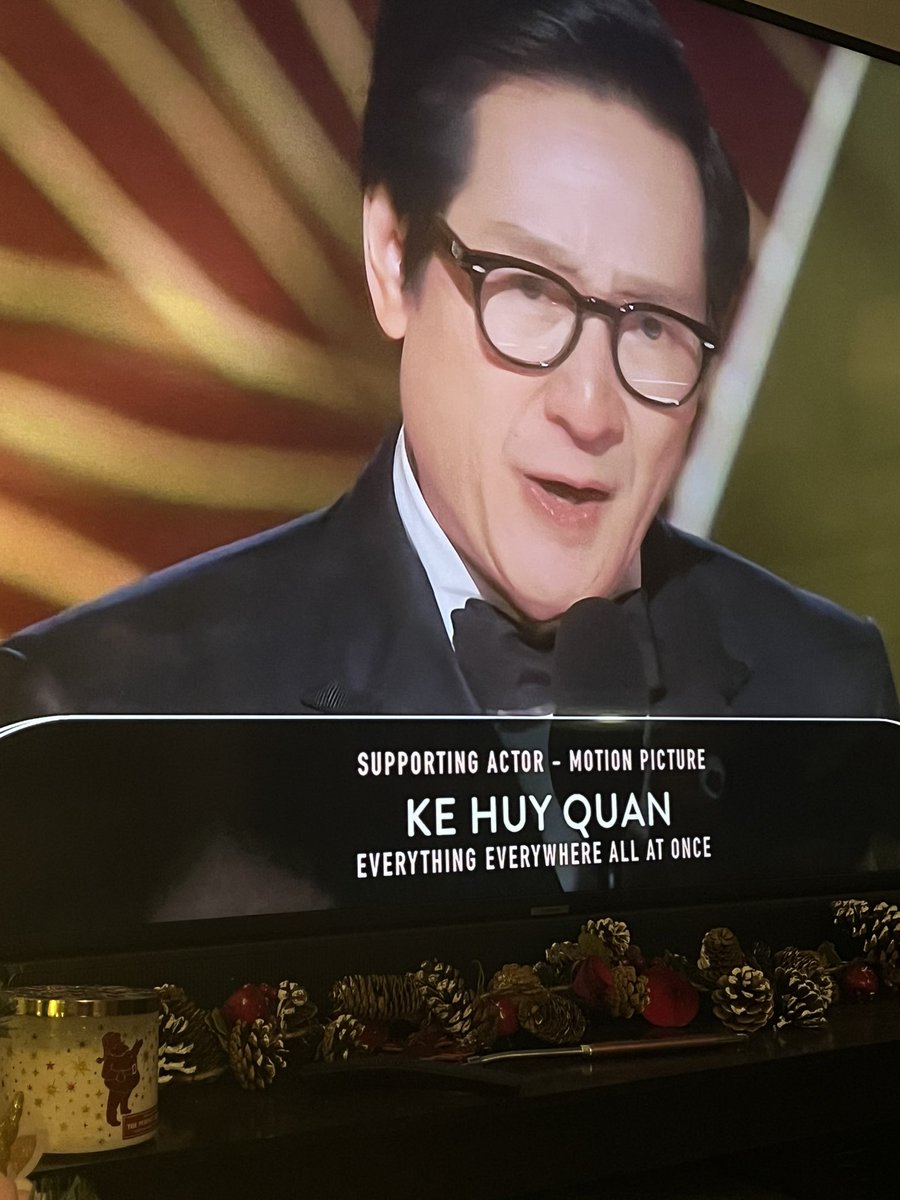 alaff1874's tweet photo. Best acceptance speech of all time 
#indianajones #KeHuyQuan #GoldenGlobes https://t.co/IUuFbOMTb9