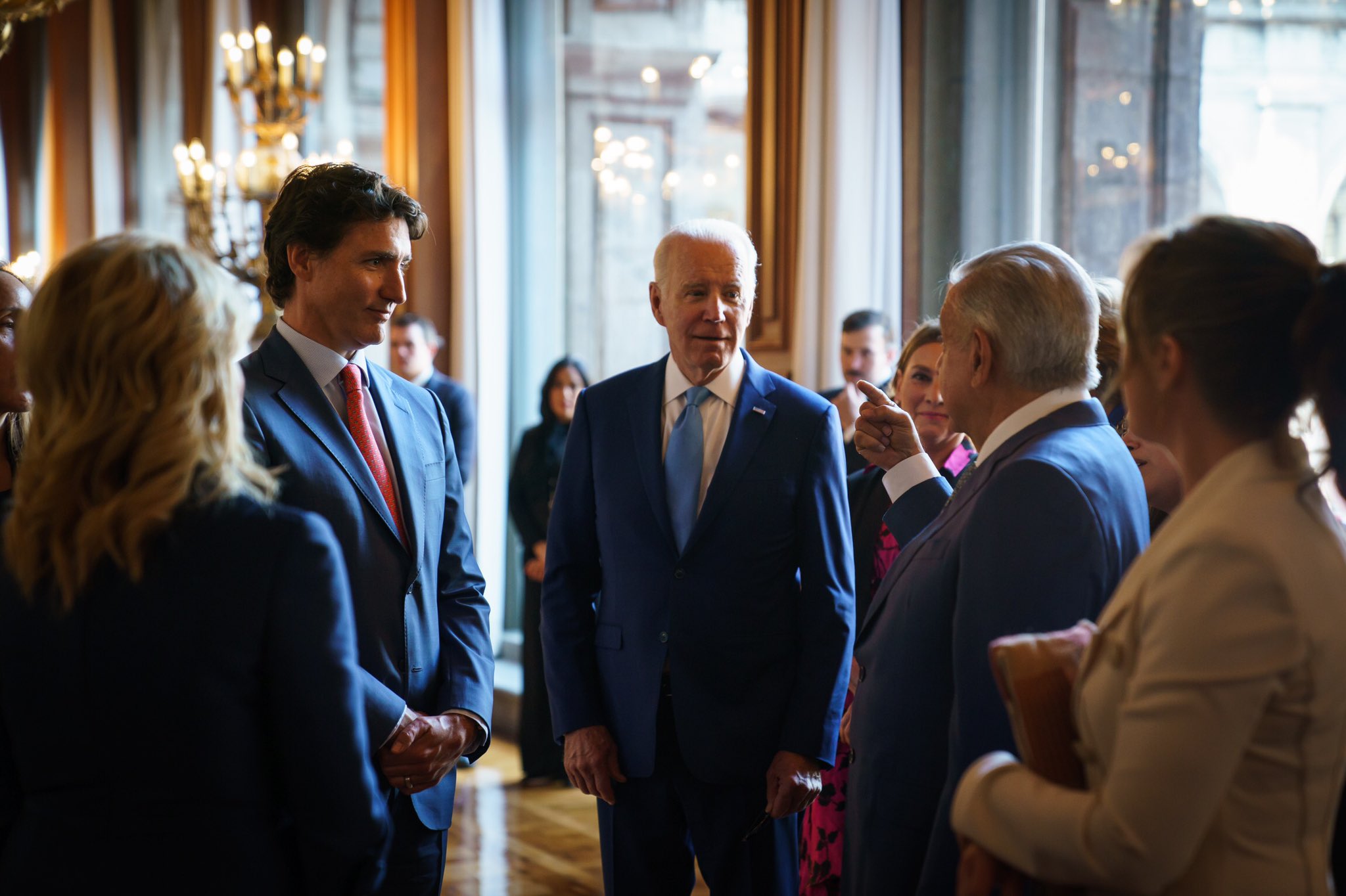 Prime Minister Justin Trudeau, President Biden, and President Andrés Manuel López Obrador are standing and talking. President López Obrador is pointing at President Biden.