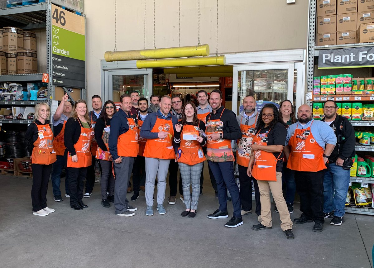 Brandi6371's tweet photo. Amazing walk today at #485 with our Western Division President Chris Berg! Congratulations to Jillian and Jeff for receiving an executive award from Chris!

 @Edmond0485 @NagyAndrew @ShawnMinkner @craigp0453 @aboutthepigskin 

#CelebrateYou
#PMDPeopleFirst 
#FearUs485 https://t.co/xvon1H4Us0