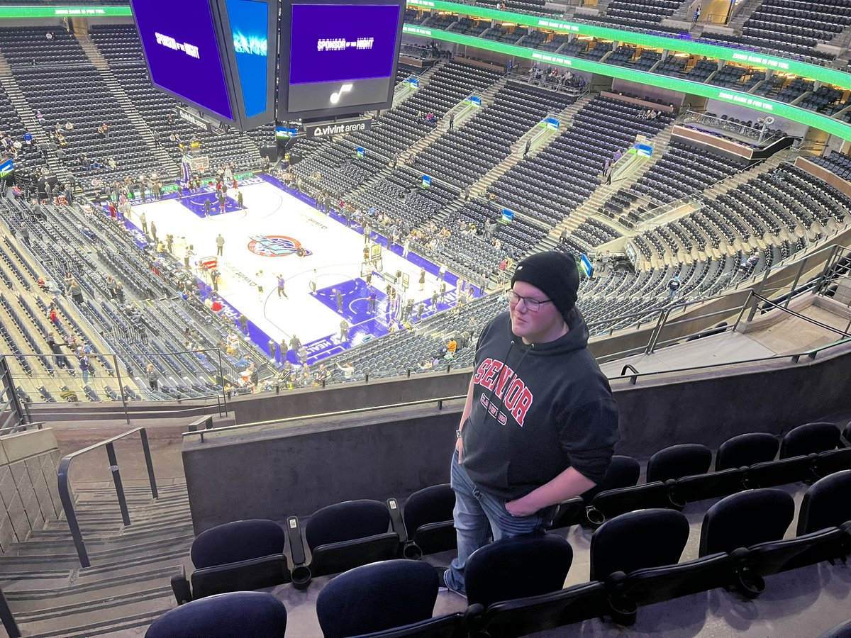 tate5252's tweet photo. Excited for the game! #TakeNote https://t.co/mYxhotLtu3