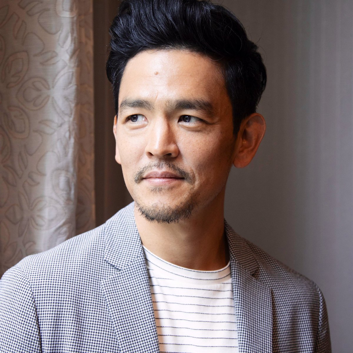 the_daily_cho's tweet photo. John Cho mixing patterns like a champ.

#johncho #thedailycho #starringjohncho #stripedtee #checkedblazer #patternmixing https://t.co/ig6ezVzpfA