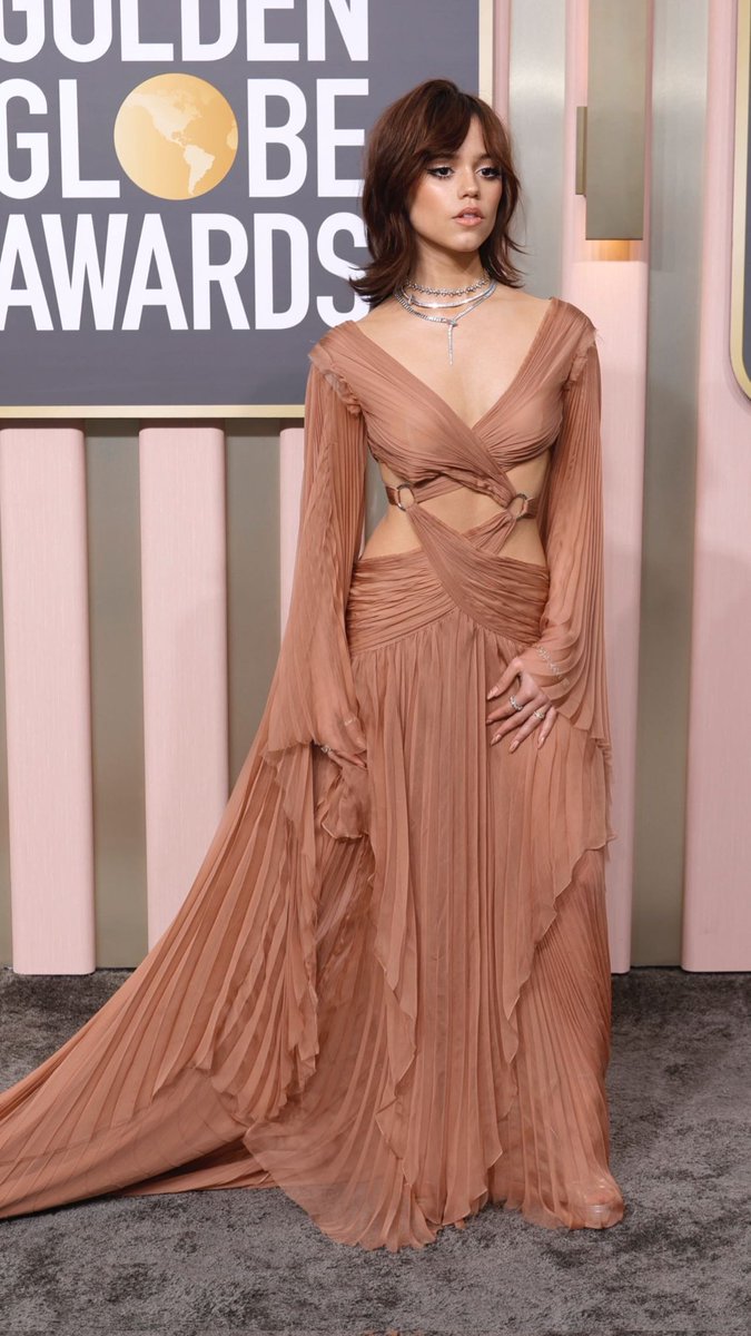 ATENÇÃO JENNIES! A conta oficial de ‘Wandinha’ liberou nos stories do Instagram algumas fotos da Jenna Ortega no #GoldenGlobes para usarmos como papel de parede!