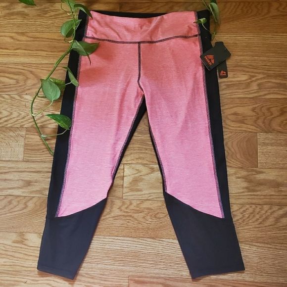WickedJaded's tweet photo. So good I had to share! Check out all the items I'm loving on @Poshmarkapp from @eazybrizeydealz #poshmark #fashion #style #shopmycloset #tuckernuck #rbx #victoriassecret: https://t.co/nsODHfw3yC https://t.co/9EAJcwrAh8