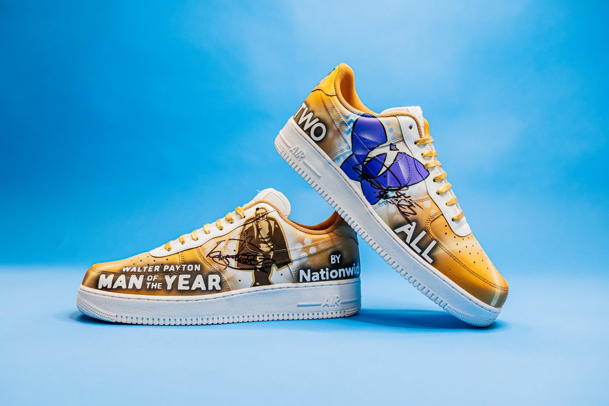 Titans's tweet image. RETWEET to help Derrick Henry win the #WPMOYChallenge and enter for a chance to win these custom kicks autographed by the King. 👑

#WPMOYChallenge + @KingHenry_2
#WPMOYChallenge + @KingHenry_2
#WPMOYChallenge + @KingHenry_2
#WPMOYChallenge + @KingHenry_2