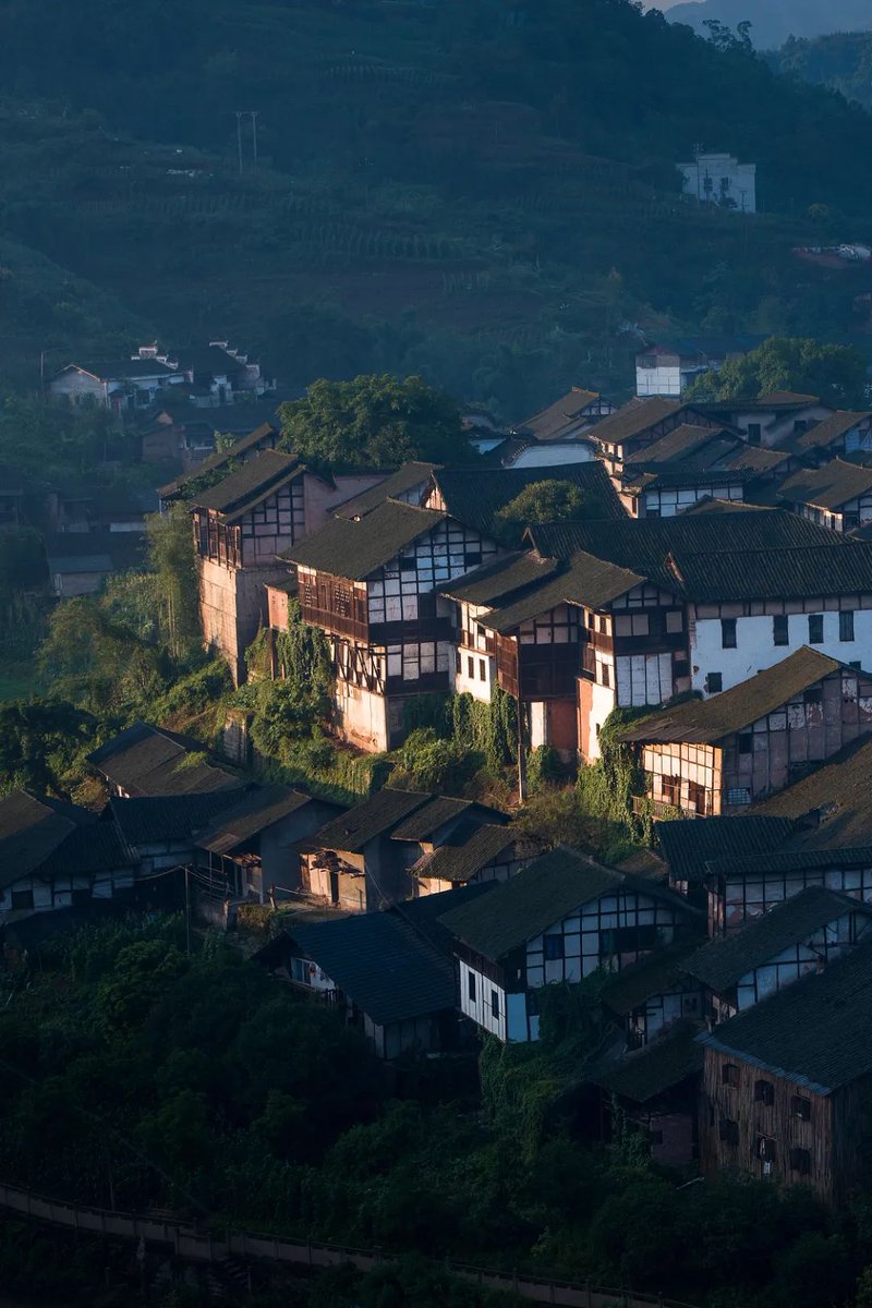 liupheonix's tweet photo. Good morning my friends.
Fubao ancient town was built near the mountains in Hejiang County, #Sichuan province, in the late Yuan and early Ming Dynasties. It was the only way for Sichuan salt to enter #Guizhou in the Ming & Qing Dynasties.
Credit: #VisualChinaGroup https://t.co/Oy6Eb3q1wN
