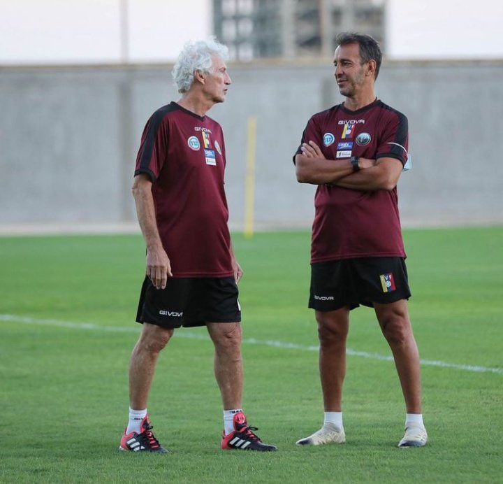 EdwinFajardoFH's tweet image. SELECCIÓN DE FÚTBOL DE #Venezuela APUESTA POR ESCAUTEO INTENSIVO!

Fernando #Batista, asistente técnico de Nestor #Pékerman asegura que están haciendo un scouting profundo para conseguir jugadores con doble o triple nacionalidad que puedan representar y potenciar a la Vinotinto!