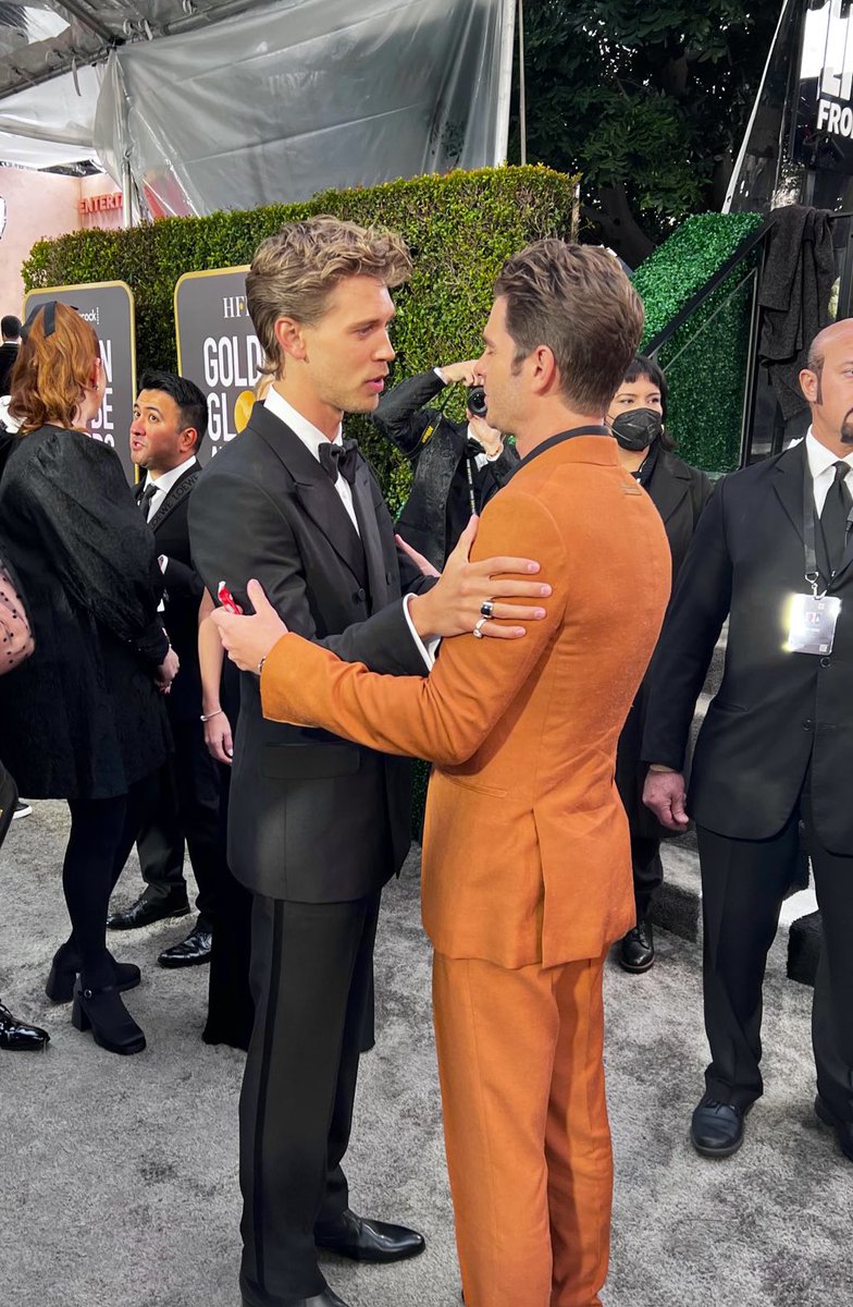 FilmUpdates's tweet photo. Austin Butler and Andrew Garfield share a moment at the 2023 #GoldenGlobes https://t.co/Xwyjkc2hIV