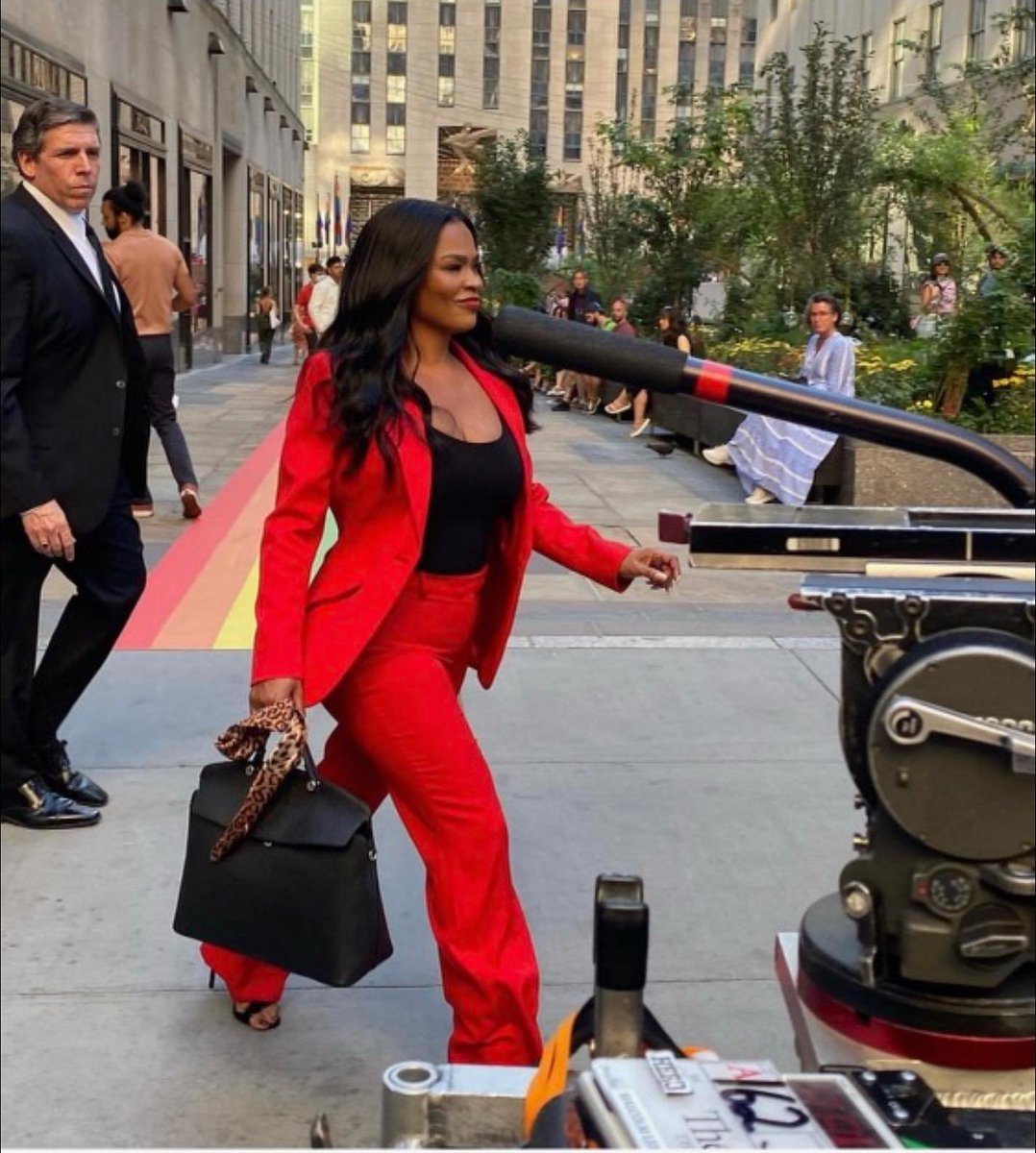 When you know how to cover your body and still be sexy. Sexy DOES NOT mean your booty and breast are showing all over the place. #KeepItClassy 
Show em how to do it @NiaLong