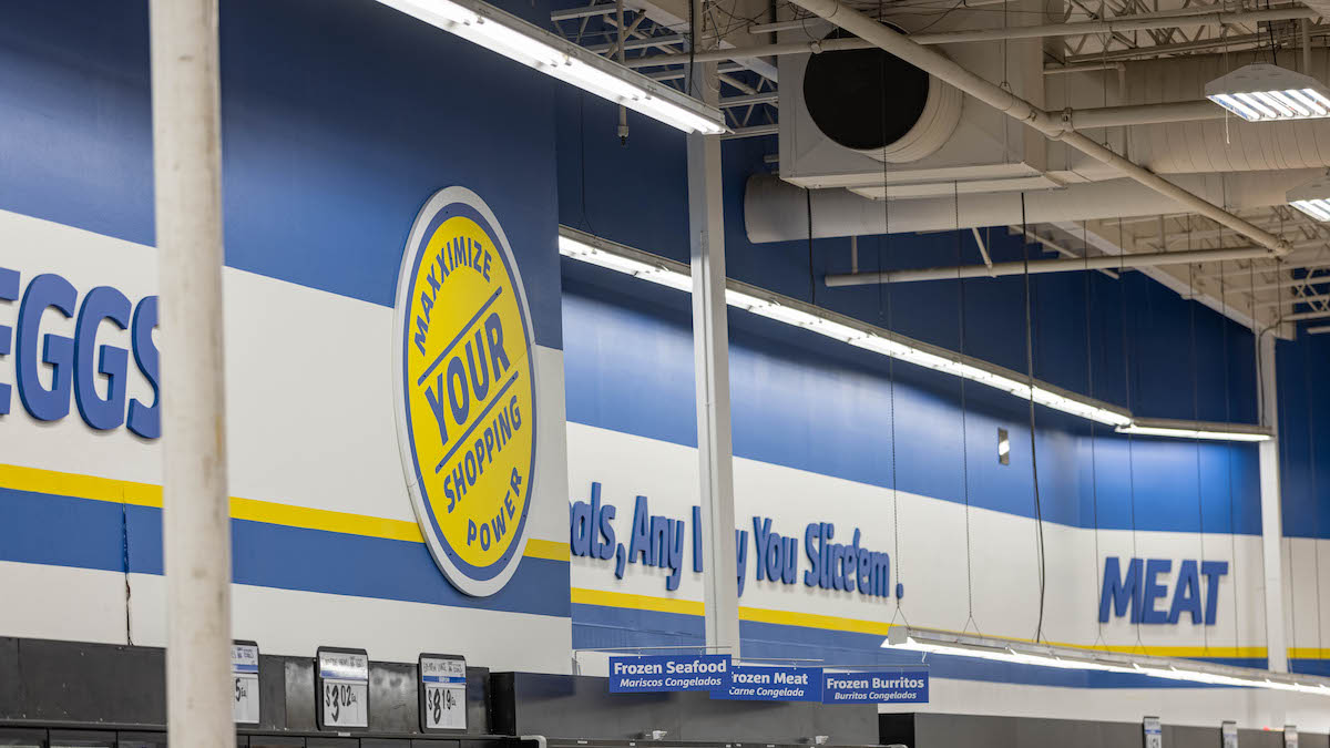 kingretail's tweet photo. Taking an elevated approach to FoodMaxx's "no-frills" ethos, KRS designed, produced, and installed a décor package that was straightforward, bold, and resonated with FoodMaxx customers.

https://t.co/i2xjHQFKPT

#KRS #solutions #retaildesign #grocerydesign #foodmaxx https://t.co/cQNKnoJUry