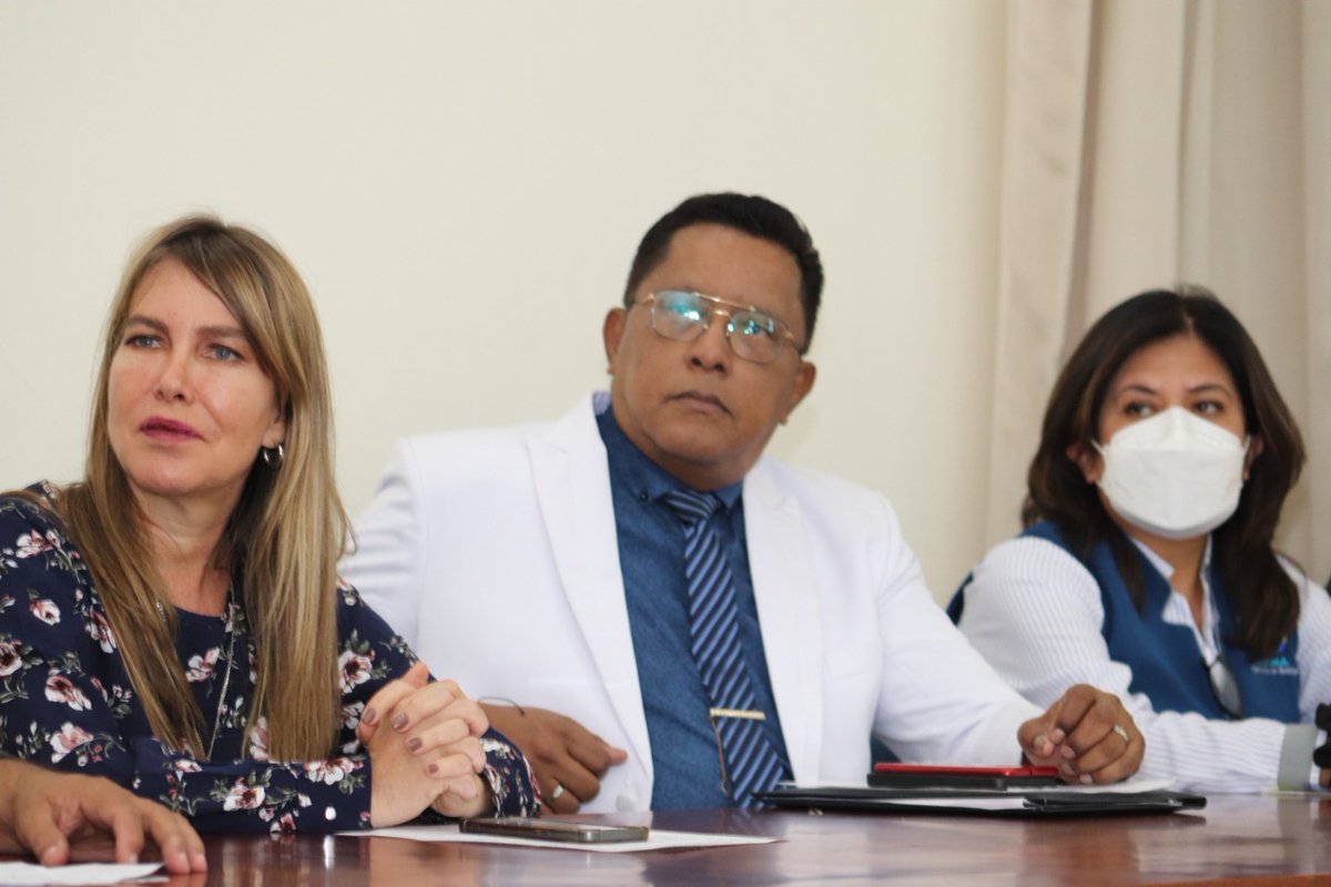 Medicos593's tweet photo. Autoridades de la @FME_Ec y del @CMGuayas junto a la asambleísta @geraldineweberm, gremios médicos, y organizaciones de servidores de la salud, exigen a la @CorteConstEcu respeto a la vida desde la concepción y libertad de objeción de conciencia en caso de aborto por violación. https://t.co/zPbZZ7tS3K