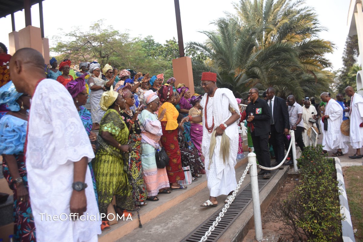 It was a mini-carnival at the palatial court of HRH Igwe Nnaemeka Alfred Achebe, the Obi of Onitsha, organized in honour of the illustrious son of the soil, HE Peter Obi

Take a gaze at Frame 3 & see how cultured the incoming First Lady is.

#ObiDattiInOnitsha #ObiDattiInAnambra