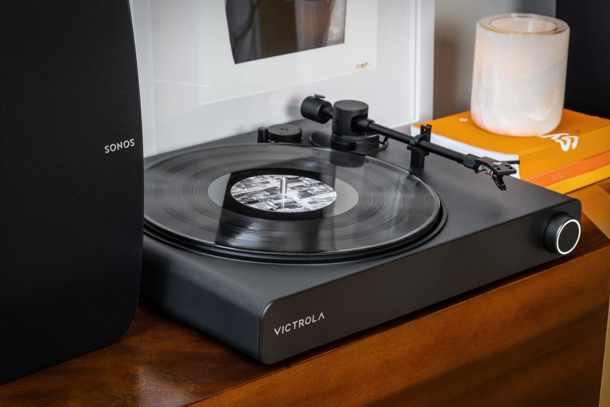 WorldWideStereo's tweet photo. A new finish of the @VictrolaPlayers Stream turntable is here and available for pre-order. Learn about the differences and similarities of the Stream Onyx and Stream Carbon here: https://t.co/QisWSySp8U https://t.co/SZzvDYAbdH