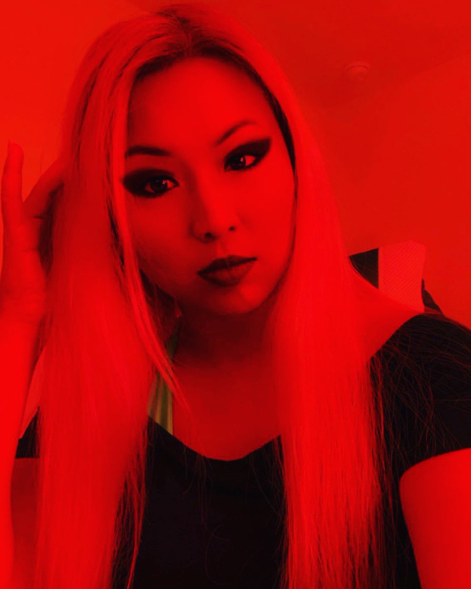 I’ll give you the #redlightspecial 🔥😂👀 Kitana special attack LOL #twitchstreamer #gamergirl #selfie #filter #smallstreamer #feelingmyself #blondeasian #livestreaming #twitchlive #leagueoflegends