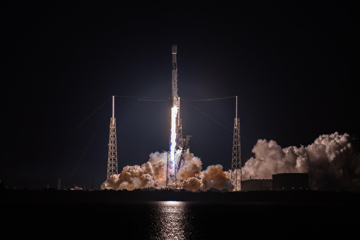 SLDelta45's tweet image. Check out that streak! ✨ This morning&apos;s Falcon 9 OneWeb 2 Launch was quite the looker. 

OneWeb is a planned satellite constellation consisting of 648 microsatellites to provide world wide internet access for individual consumers and airlines. #SetThePaceForSpace