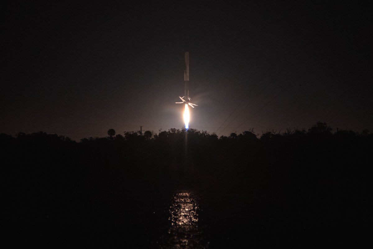 SLDelta45's tweet image. Check out that streak! ✨ This morning&apos;s Falcon 9 OneWeb 2 Launch was quite the looker. 

OneWeb is a planned satellite constellation consisting of 648 microsatellites to provide world wide internet access for individual consumers and airlines. #SetThePaceForSpace