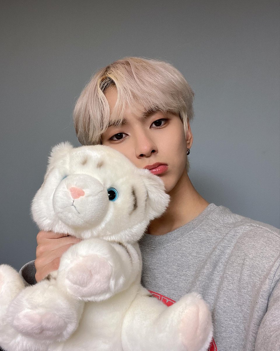 𝙳espués de recibir mi 𝚙unk 𝚝iger, ya tocaba una sesión de 𝚍oramas con los #𝑓l𖦹wēr·𖤣𖥧·𝑏ud⁩ 💐♡ a mi lado y es que nadie me puede interrumpir hoy porque después de tanta explotación, necesitaba un tiempo para mí mismo, of course. 

𝚔aito • ꮯōmpass, 𖤓.