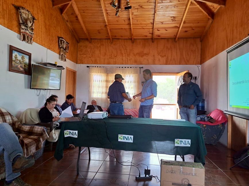 En Melipilla apicultores conocieron importancia de análisis a miel que producen 🍯🐝

Capacitación se hizo gracias a convenio INIA-Municipalidad y estuvo a cargo de Pablo Ulloa y Paulo Godoy

✔️ Más info del Laboratorio de Servicios Analíticos para Miel en inia.cl