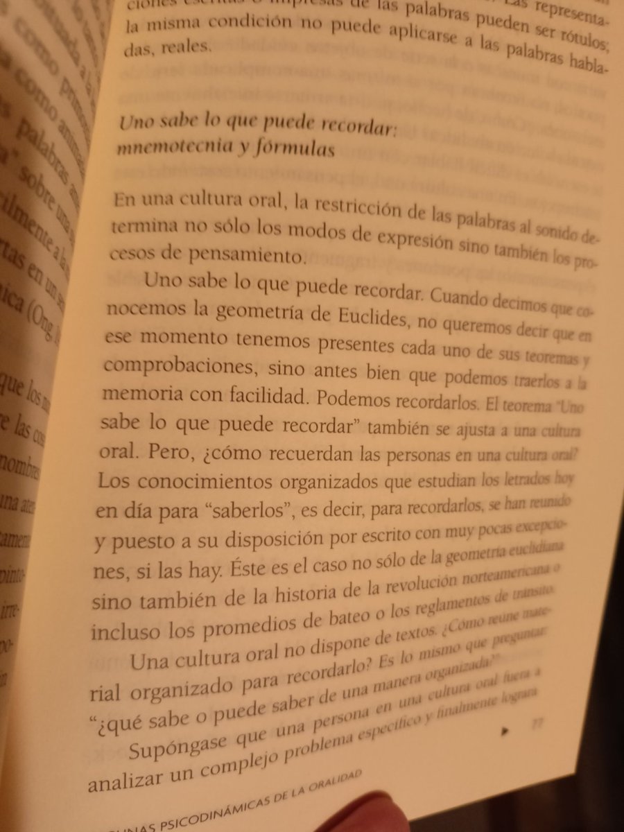 therfer's tweet photo. Imprescindible Walter Ong, sus reflexiones sobre la tecnología de la escritura, su enorme influencia en la cognición y su revisión de la psicodinámica de la oralidad: "uno sabe lo que puede recordar" 🤔📚 

#ConocimientoPoderoso y #Memoria https://t.co/kHGeP6sQis