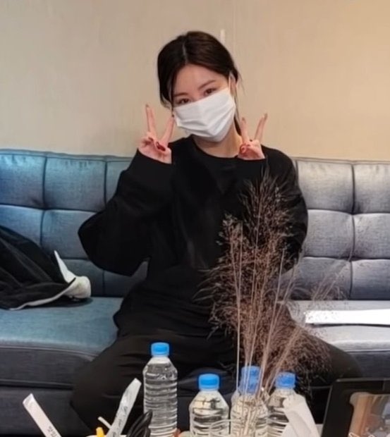 taelsooj's tweet photo. New soojin pics just dropped https://t.co/kbW7kB0s3s