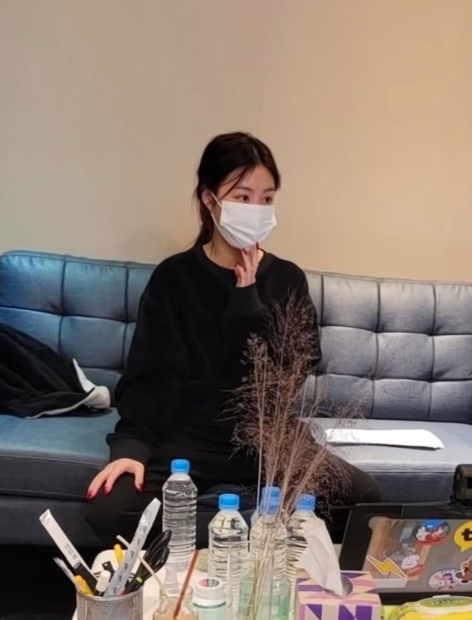 taelsooj's tweet photo. New soojin pics just dropped https://t.co/kbW7kB0s3s