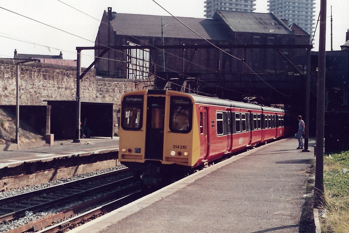 SalopianLyne's tweet image. Duke Street station, Glasgow 9th August 1984
British Rail Class 314 EMU set 314 210 forms the 16:41 Dalmuir-Springburn service along the North Clyde line
Fresh repaint in to the attractive Strathclyde PTE Orange &amp;amp; Black livery.
#BritishRail #Class314 #Glasgow #trainspotting 🤓