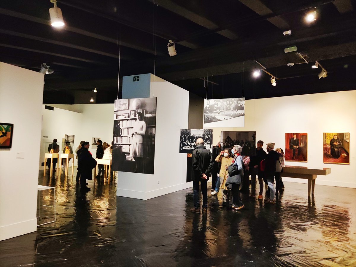 Aún tenéis hasta el domingo para ver la exposición #LasSinsombrero. ¡Es una maravilla! Id, merece mucho la pena. Está en <a href="/fernangomezCCV/">Fernán Gómez CCV</a> (céntrico y gratis, no hay excusa). Gracias a @TaniaBallocolel y a @herstoricas por el trabajazo 💜 #HistoriaDeLasMujeres #MujeresEnLaHistoria
