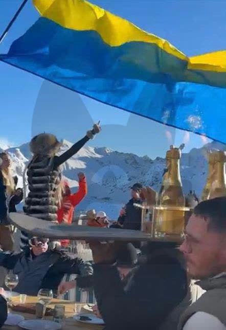 BPartisans's tweet photo. Alors que les morgues ukrainiennes débordent de corps d'Ukrainiens "fossoyés", leurs élites s'amusent dans la station balnéaire de Courchevel, en France.
1/4 https://t.co/h5mgTvGNDr
