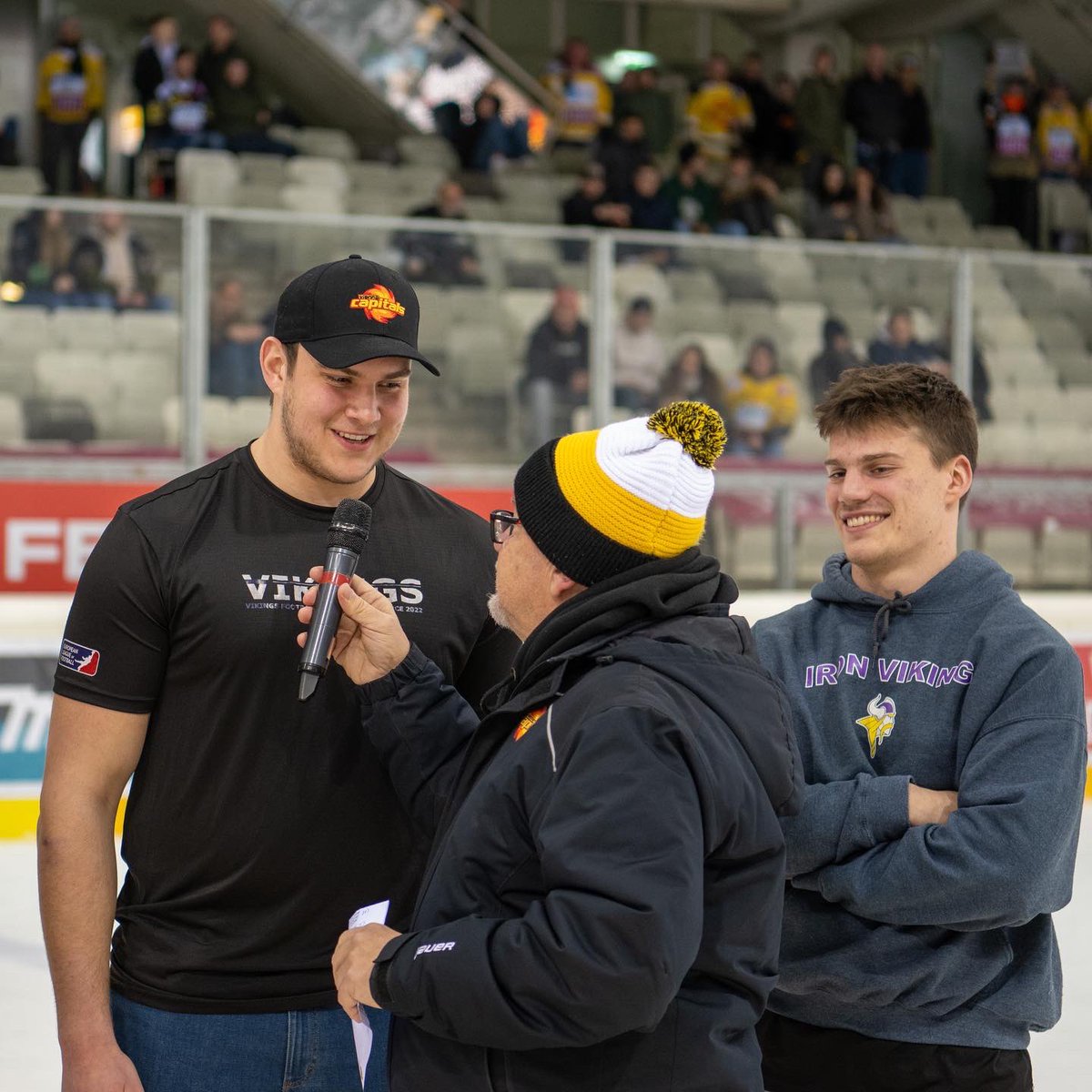 #PurpleReign Meets #CapitalCity 🏈🏒

Vielen Dank an die <a href="/viennacapitals/">Vienna Capitals</a> für die heutige Einladung und eure Glückwünsche zu unserem Titelgewinn in der <a href="/ELF_Official/">European League of Football</a>. 💜 
Bis zum nächsten Mal! 

#ViennaVikings #HonoraryBully #VIC #Vienna 
📸 <a href="/kingofkick2/">Peter Kramberger</a>