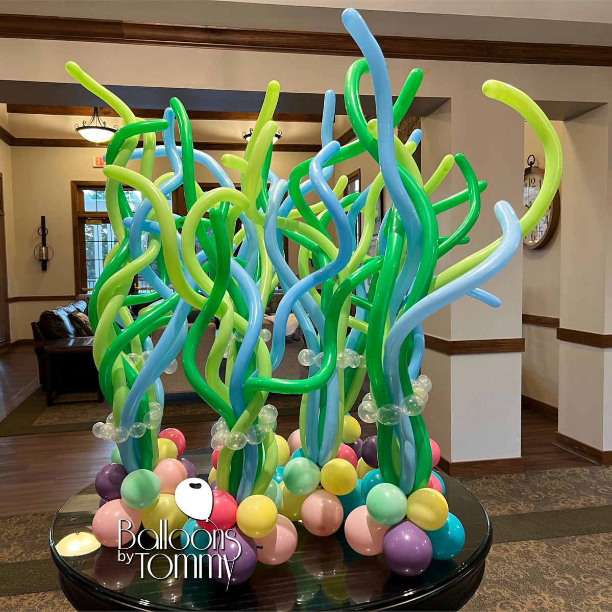 Baby Shark inspired birthday balloon arch with seaweed centerpieces!

#babyshark #babysharkparty #balloons