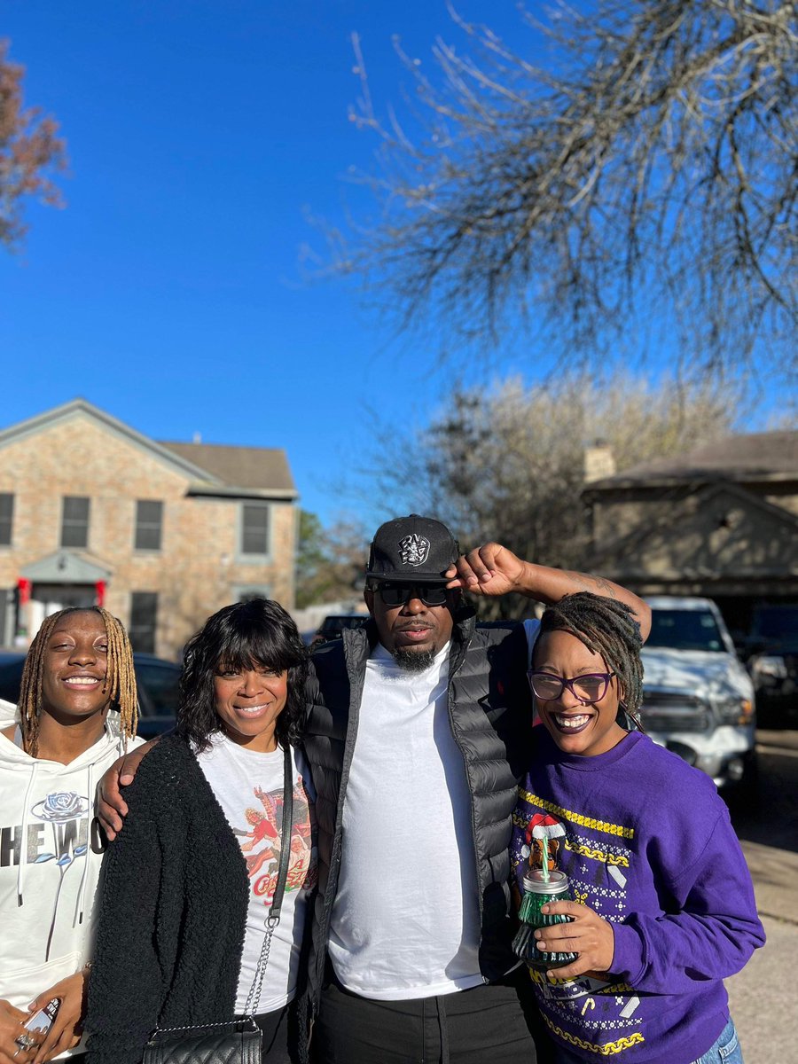 Htown_Kurt's tweet photo. My daughter… eldest sibling and baby sibling… missing one #LLWEEDY🕊️ https://t.co/2NUCVs9xnA
