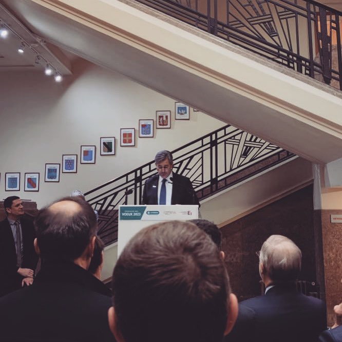 RonanLoas's tweet photo. Vœux de la @CCI_du_Morbihan ce soir. Chefs d’entreprises, commerçants et indépendants présents au siège de la #CCI56 à Lorient pour le discours du Président Philippe Rouault https://t.co/6iH6jgVA8V