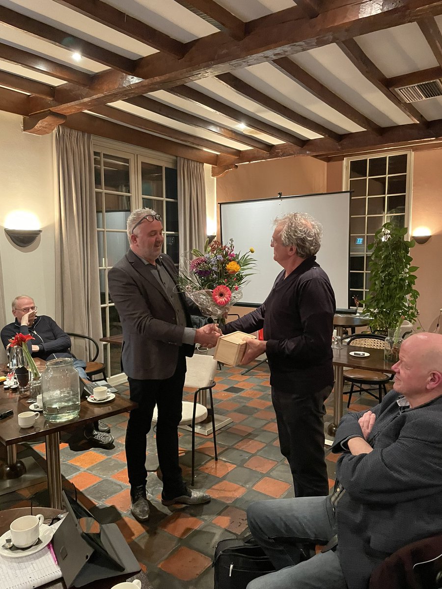 Vanavond is tijdens de algemene ledenvereniging van GemeenteBelangen oud raadslid en oud wethouder Wout Wagenmans benoemd tot erelid van GemeenteBelangen. Wout gefeliciteerd!  

#raalte