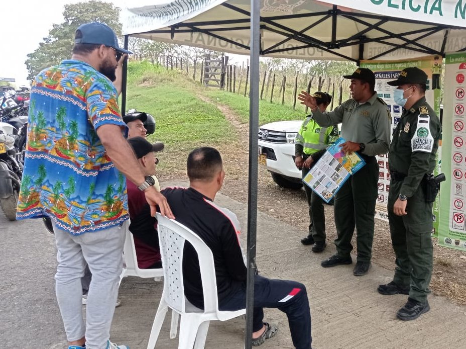 PoliciaDECOR's tweet photo. #TurismoSeguro | Con @ProteccionPonal al Turismo y @TransitoPolicia, realizamos acompañamiento en los principales ejes viales del departamento, brindando recomendaciones de seguridad a turistas propios y visitantes. Seguimos garantizando #RutasSeguras. https://t.co/x9Z7wz3eUu