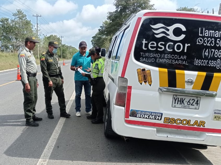 PoliciaDECOR's tweet photo. #TurismoSeguro | Con @ProteccionPonal al Turismo y @TransitoPolicia, realizamos acompañamiento en los principales ejes viales del departamento, brindando recomendaciones de seguridad a turistas propios y visitantes. Seguimos garantizando #RutasSeguras. https://t.co/x9Z7wz3eUu