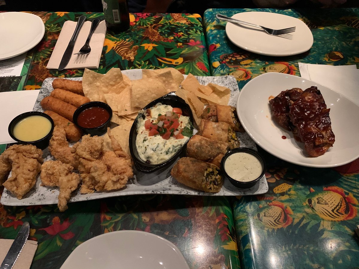 雷で飛行機がやられて欠航、12時間待たされたけど無事帰ってきました。
海外だと言わないと何もやってくれないので皆さんお気を付けて。。僕は別フライトを取ってもらって夜メシ代も出してもらったけど、自分から言わないと一切そういう提案は無いです😅