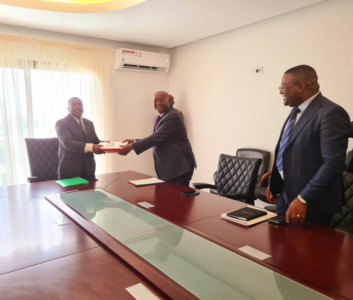 IndustriesGouv's tweet image. Passation de charges ce jour au Ministère de l&apos;industrie entre le M.E #sortant @pmoubelet et le M.E entrant @BLAISELOUEMBE sous la supervision du M.le #SGG Jonas LOLA MVOU.

@Comgouv_GA