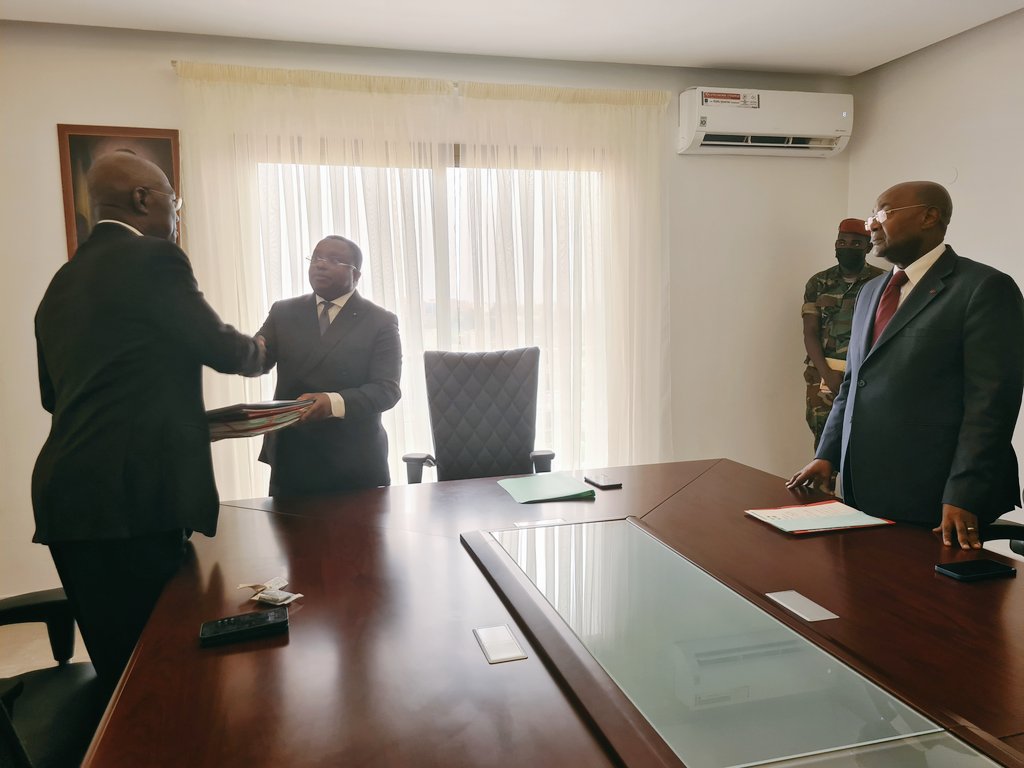 IndustriesGouv's tweet image. Passation de charges ce jour au Ministère de l&apos;industrie entre le M.E #sortant @pmoubelet et le M.E entrant @BLAISELOUEMBE sous la supervision du M.le #SGG Jonas LOLA MVOU.

@Comgouv_GA