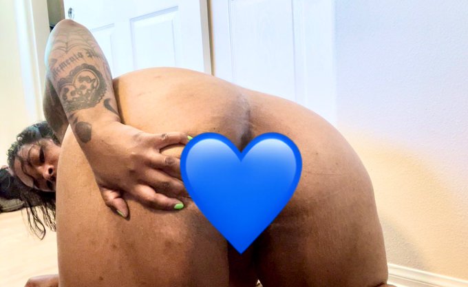 Think you could handle a big girl? 😤 https://t.co/a5uXeDWLeX