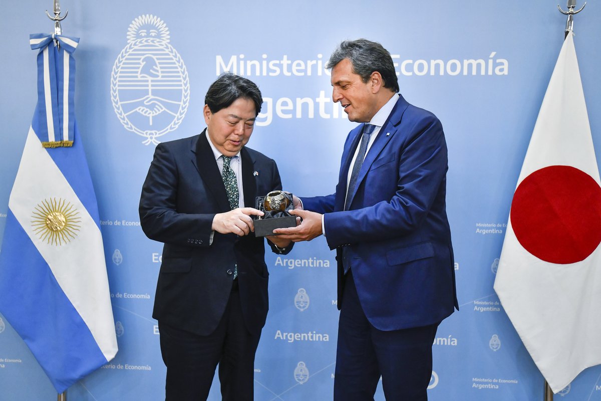 Recibí en <a href="/Economia_Ar/">Cuenta</a> al Canciller de Japón, Yoshimasa Hayashi, para dialogar sobre las inversiones en sectores productivos estratégicos, intercambio financiero, cooperación energética y ampliación del financiamiento del comercio bilatera.