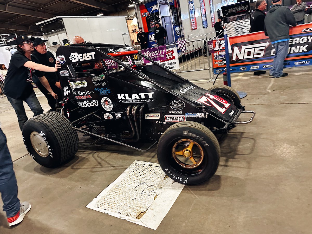 Walkapedia_'s tweet photo. Heat 1 notables…

P1 — @Kaylee11B, only female to start Chili Bowl A-Main, rolling from pole in @Yahoo #71

P5 — Damion Gardner, 2008 @CBNationals champion, aboard the Klatt #71G

P9 — @MichaelKofoid, defending Tuesday winner, starting dead last in the @Mobil1 #71W https://t.co/i5WqRe37Ro