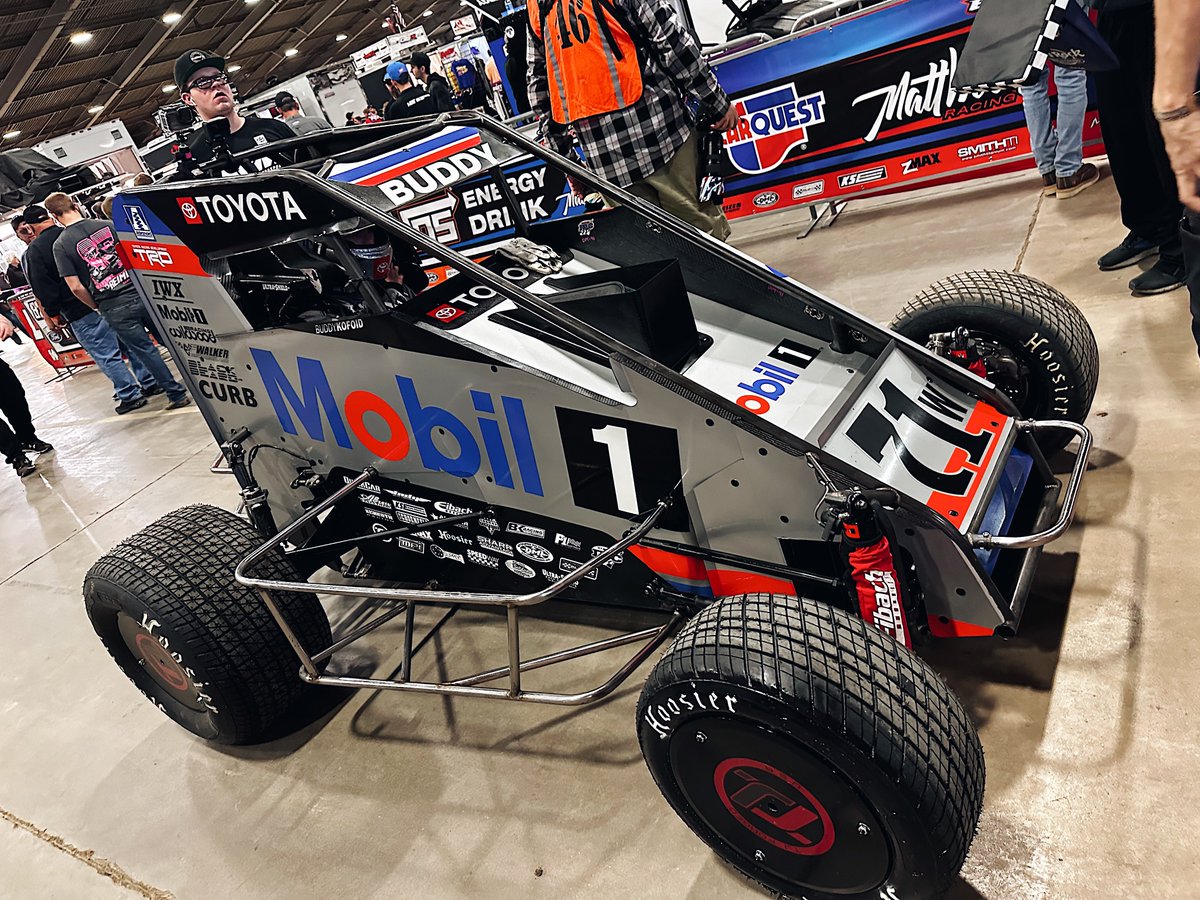 Walkapedia_'s tweet photo. Heat 1 notables…

P1 — @Kaylee11B, only female to start Chili Bowl A-Main, rolling from pole in @Yahoo #71

P5 — Damion Gardner, 2008 @CBNationals champion, aboard the Klatt #71G

P9 — @MichaelKofoid, defending Tuesday winner, starting dead last in the @Mobil1 #71W https://t.co/i5WqRe37Ro