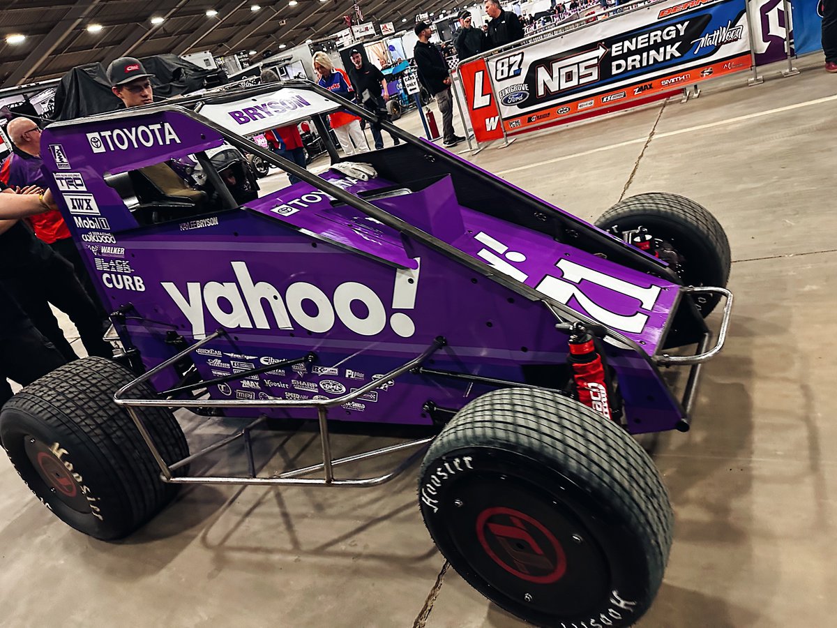 Walkapedia_'s tweet photo. Heat 1 notables…

P1 — @Kaylee11B, only female to start Chili Bowl A-Main, rolling from pole in @Yahoo #71

P5 — Damion Gardner, 2008 @CBNationals champion, aboard the Klatt #71G

P9 — @MichaelKofoid, defending Tuesday winner, starting dead last in the @Mobil1 #71W https://t.co/i5WqRe37Ro