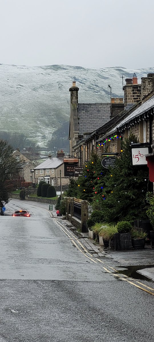 ta_harrison's tweet photo. @peaklass1 I took pretty much the same picture just before Xmas eve.. bit more snow then.. https://t.co/aRNonx4E1b