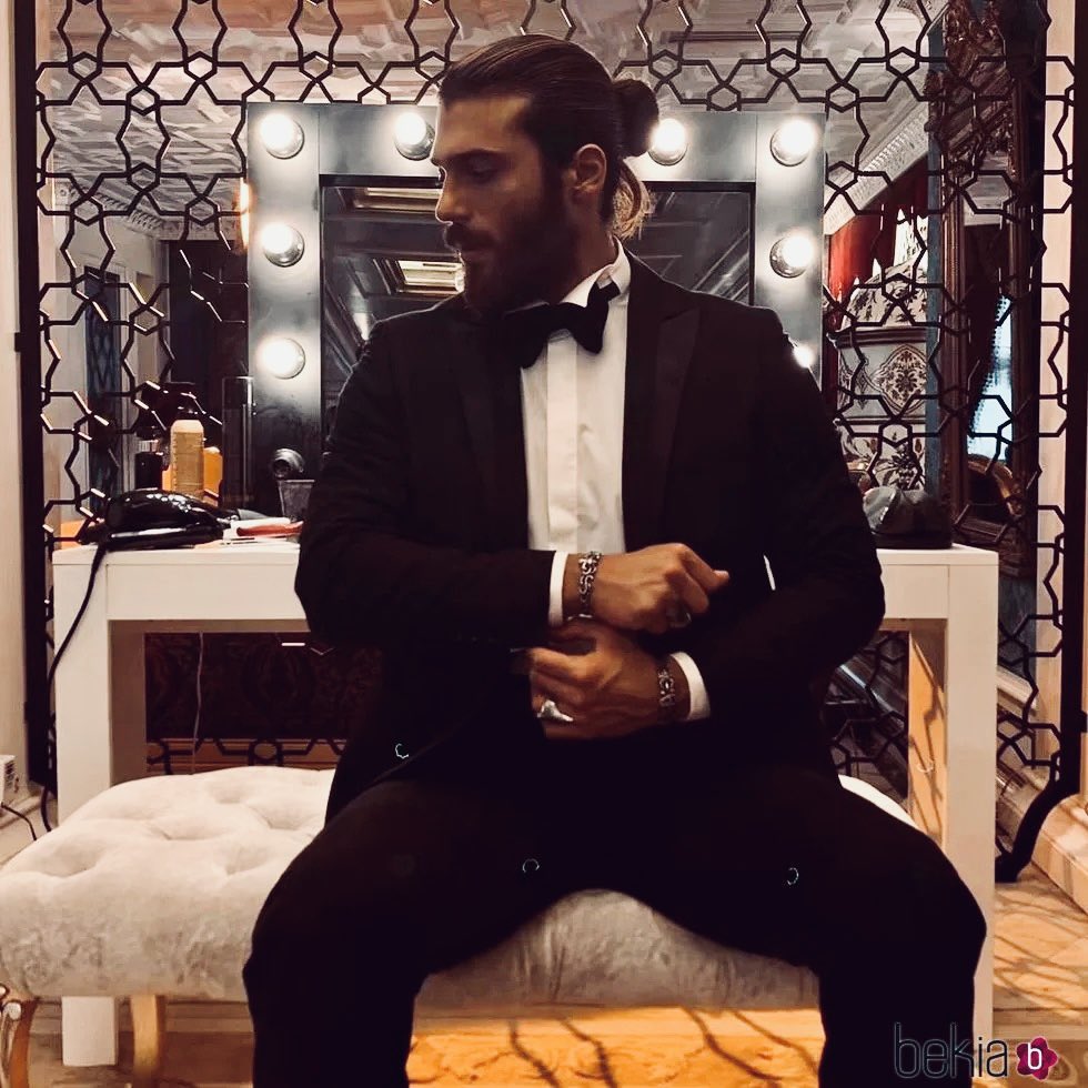 CanElTurco's tweet photo. Lo bien que le queda el esmoquin🖤😍
#CanYaman 
#Ozgur #Divit #Ferit https://t.co/P3zjyAx7hs