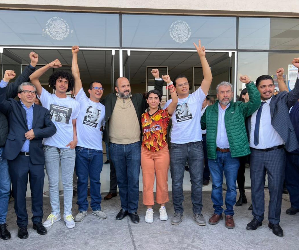adrianalunacruz's tweet photo. Los #estudiantes ya #libres. Salen de #PuenteGrande con rumbo al #campamento #Resistencia frente a #CasaJalisco. Les acompaña el rector @rvillanueval .Fueron vinculados a proceso, se defenderán en libertad. @JavierArmentaMX #Ilich #Alexis @udg_oficial @FEU_UdeG https://t.co/Mby7Zh6h1v